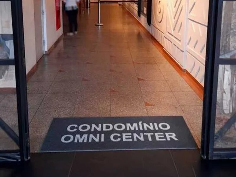Capa do guia "5 Vantagens de tapetes para seu condomínio" sobre Condomínios e elevadores