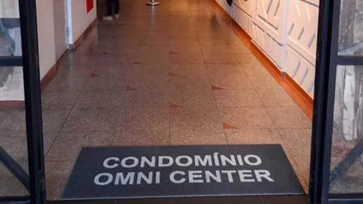 Capa do guia "5 Vantagens de tapetes para seu condomínio" sobre Condomínios e elevadores