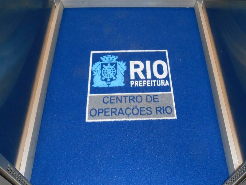 Capa do guia "5 Vantagens de tapetes para seu elevador" sobre Condomínios e elevadores