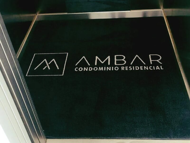 Capa do guia "Como e onde comprar tapetes para elevador" sobre Condomínios e elevadores