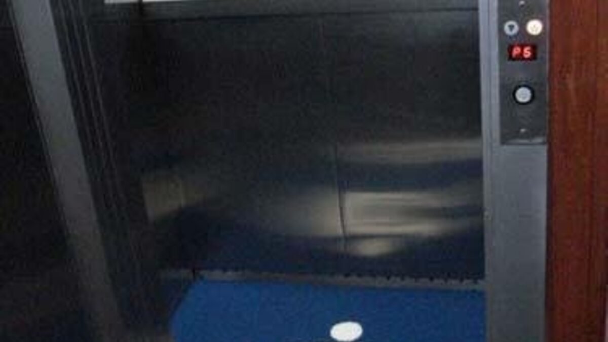 Capa do guia "Compre com preço de fábrica – A Real Tapetes cobre qualquer oferta!" sobre Tapetes personalizados