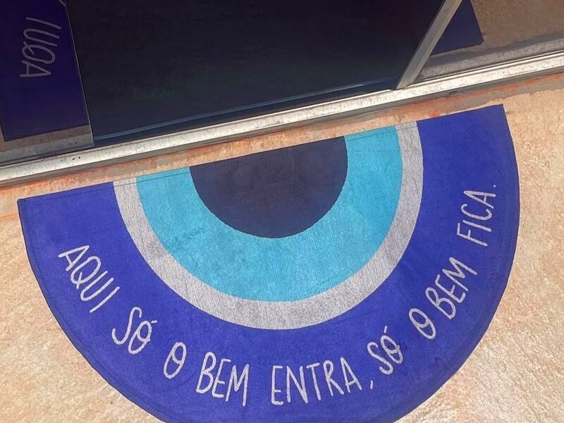Capa do guia "Decoração com tapetes personalizados" sobre Tapetes personalizados