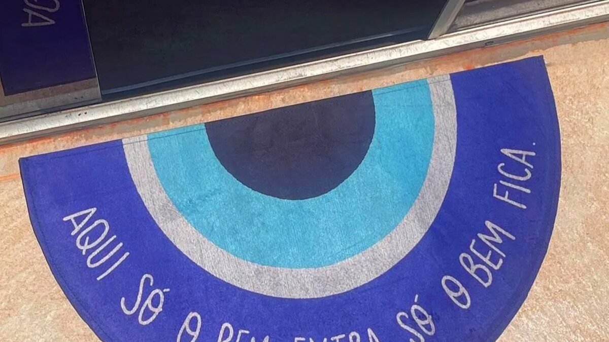 Capa do guia "Decoração com tapetes personalizados" sobre Tapetes personalizados