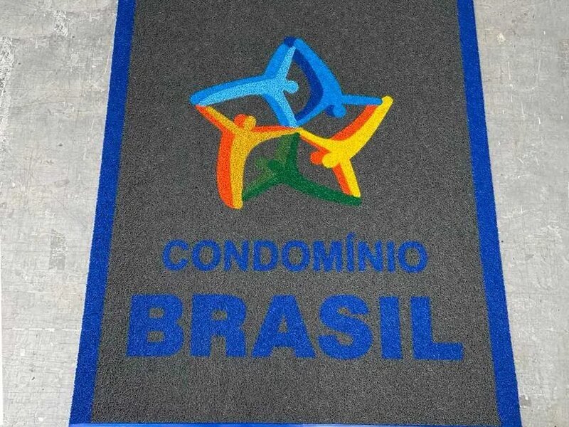 Capa do guia "Onde comprar tapetes para condomínios" sobre Condomínios e elevadores