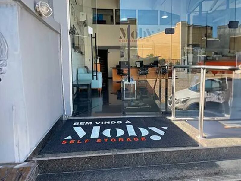 Capa do guia "Onde usar tapetes antiderrapantes" sobre Tapetes personalizados