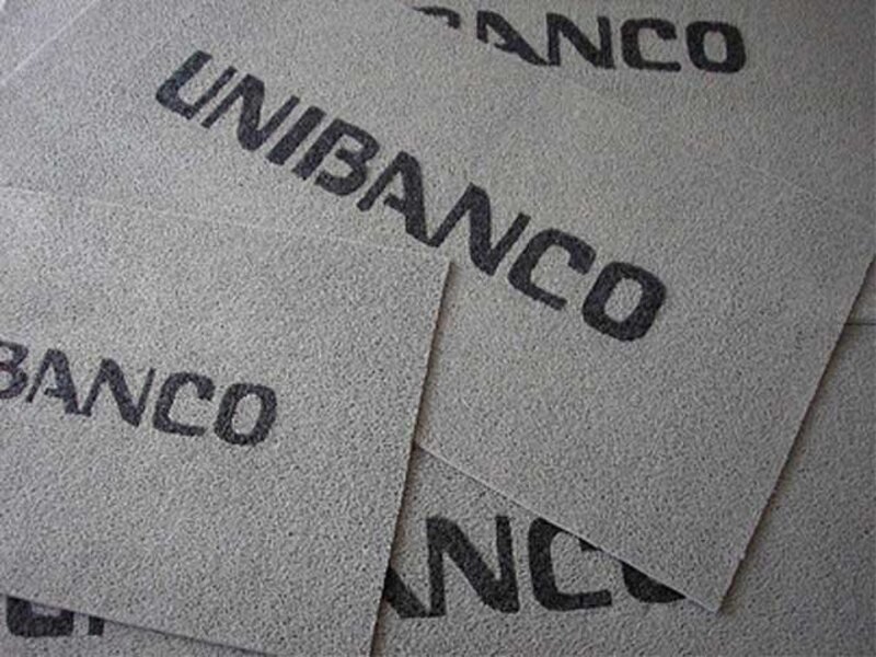 Capa do guia "Para que serve o tapete de vinil e por que usar?" sobre Tapetes personalizados