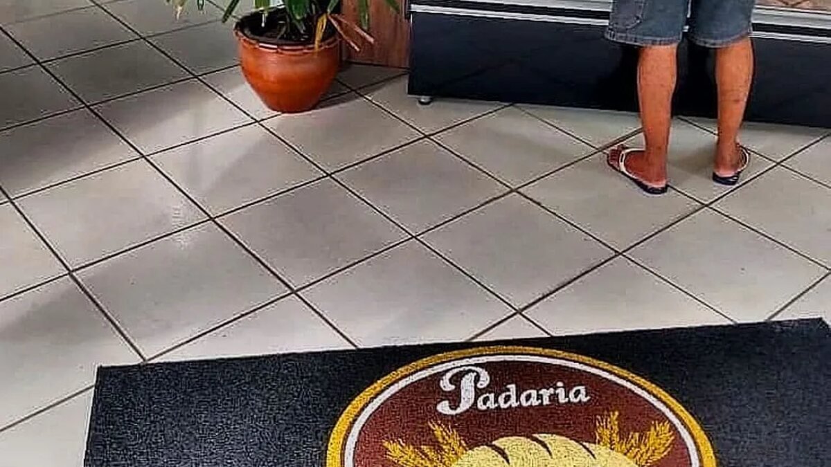 Capa do guia "Pesquisas apontam : Tapetes Personalizados são super importantes nos ambientes comerciais" sobre Tapetes personalizados