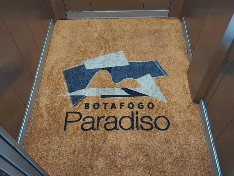 Capa do guia "PORQUE USAR TAPETES PARA ELEVADORES" sobre Condomínios e elevadores