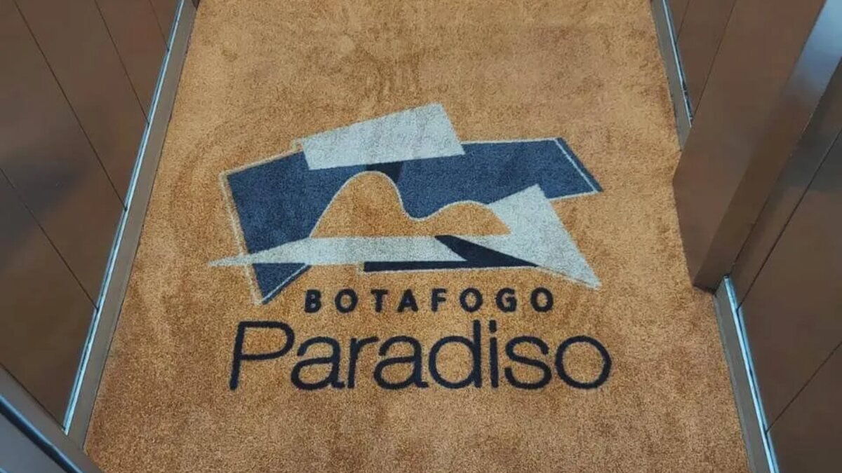 Capa do guia "PORQUE USAR TAPETES PARA ELEVADORES" sobre Condomínios e elevadores