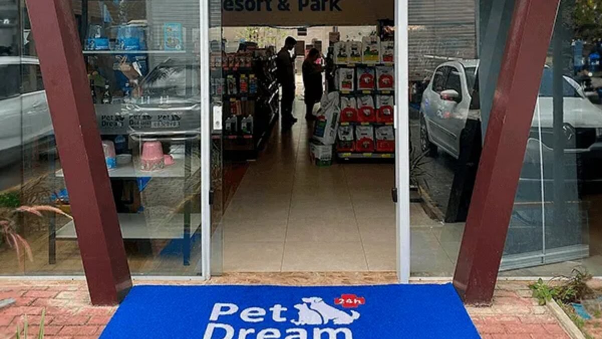 Capa do guia "Seus pets e seus tapetes" sobre Tapetes personalizados
