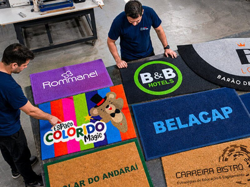 Amostras de materiais para comparar tapete de vinil e tapete de nylon