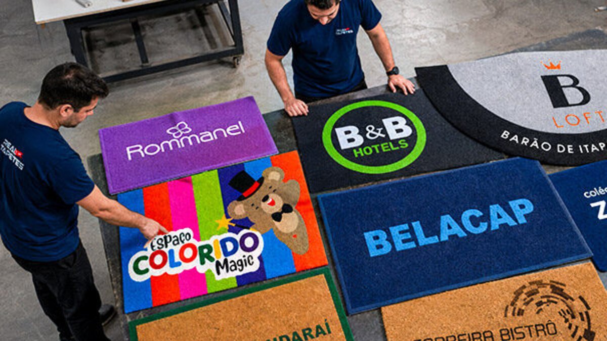 Amostras de materiais para comparar tapete de vinil e tapete de nylon