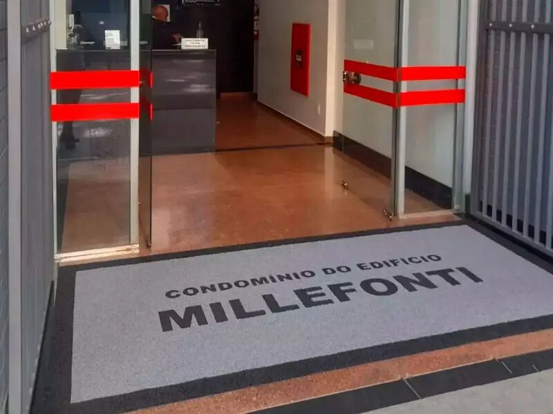 Capa do guia "Tapetes em Condomínios" sobre Condomínios e elevadores