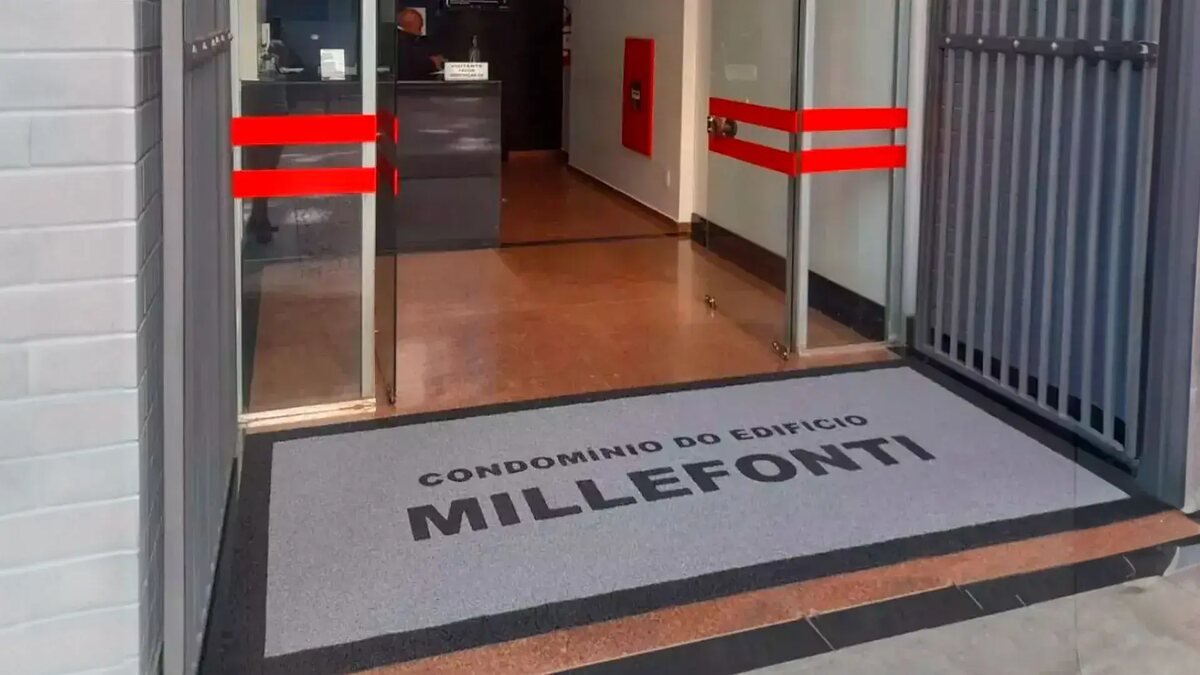 Capa do guia "Tapetes em Condomínios" sobre Condomínios e elevadores