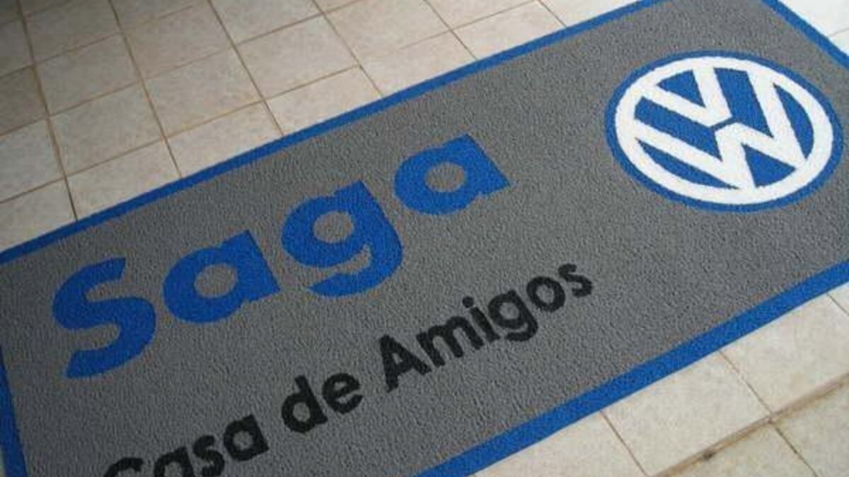Capa do guia "Tapetes emborrachados, acessórios indispensáveis" sobre Tapetes personalizados
