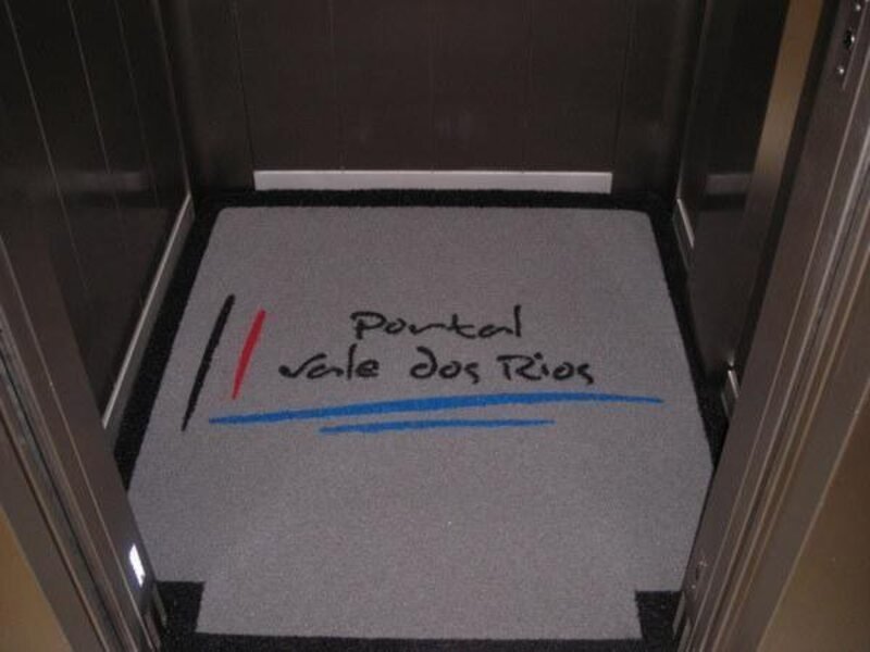 Capa do guia "Tapetes para seu elevador as melhores dicas" sobre Condomínios e elevadores