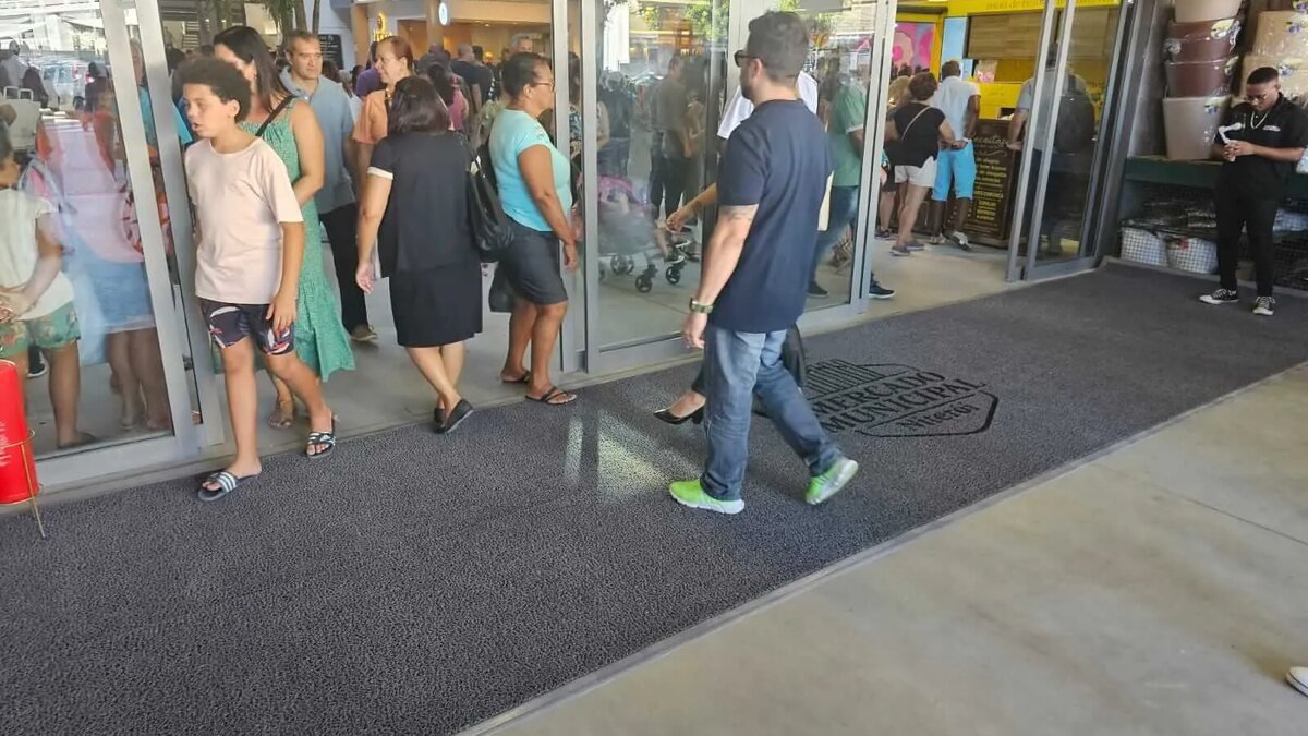 Capa do guia "Tapetes Personalizados para Centro Comercial" sobre Tapetes personalizados