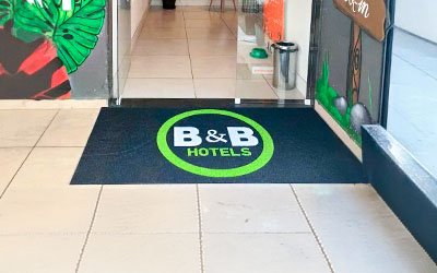 Capacho personalizado com logo na porta de entrada