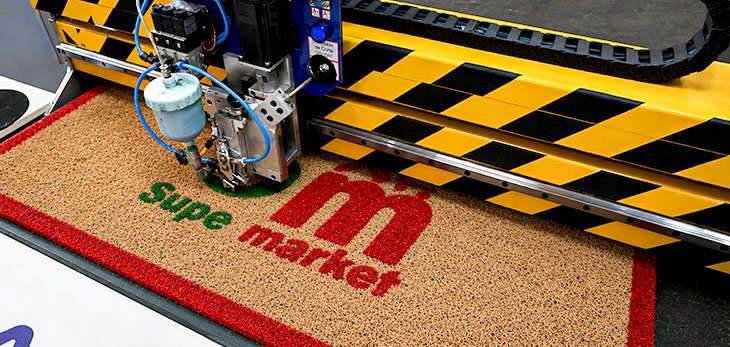 Tapetes e capachos personalizados produzidos pela Real Tapetes