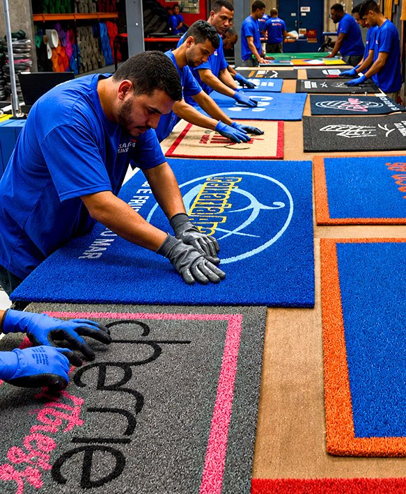 Equipe Real Tapetes orientando escolha de tapetes personalizados