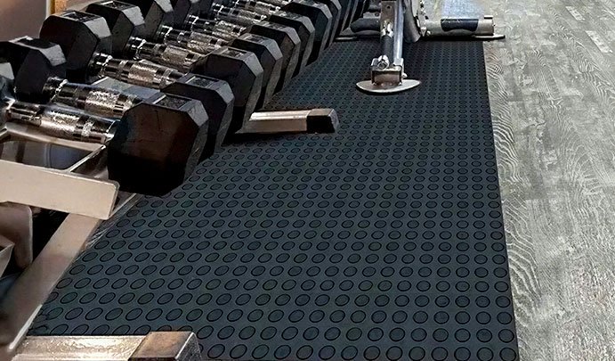 Piso emborrachado instalado em academia