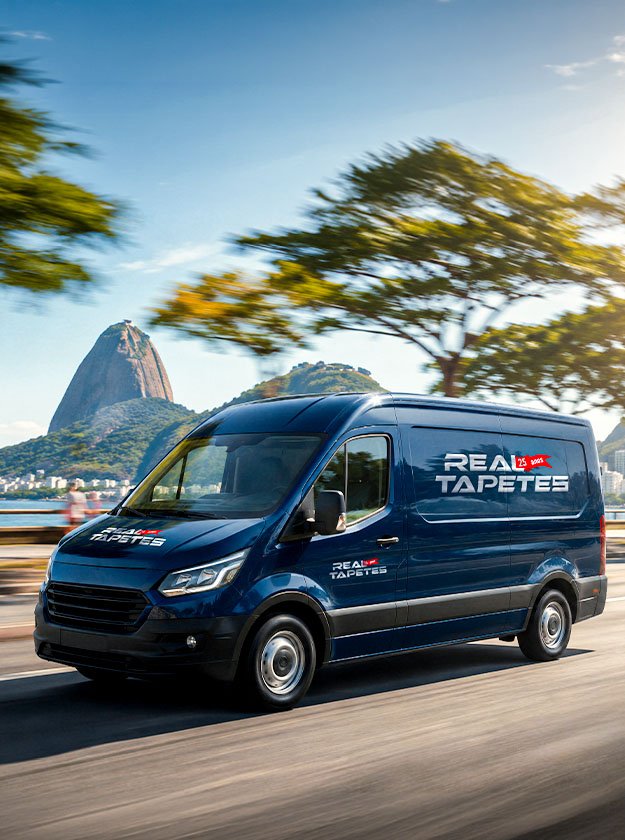 Especialista apresentando amostras de tapetes personalizados no Rio de Janeiro