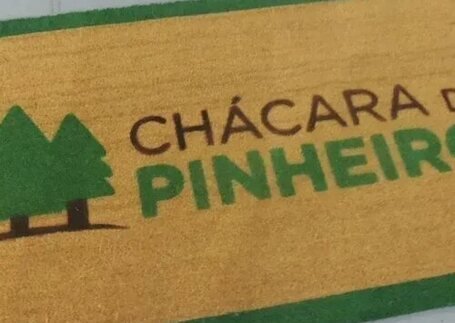 Capacho Personalizado de fibra de coco para entrada comercial com identidade visual personalizada em imagem de referência da Real Tapetes