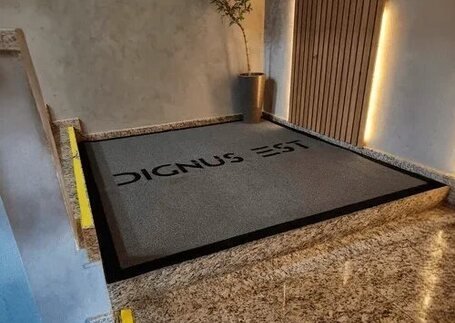 Capacho Personalizado de vinil para entrada de alto fluxo com identidade visual personalizada em imagem de referência da Real Tapetes