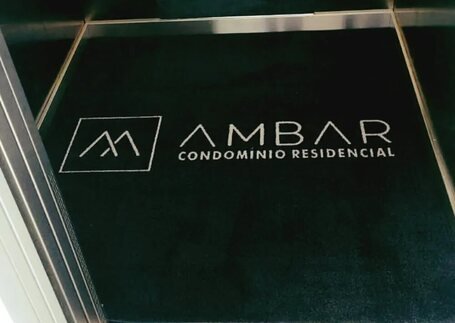 Capacho Personalizado em cabine de elevador com identidade visual personalizada em imagem de referência da Real Tapetes