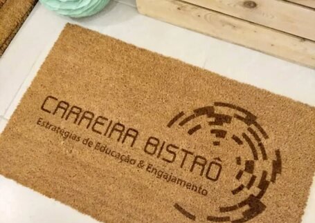 Capachos de Fibra de Coco com acabamento de borda em imagem de referência da Real Tapetes