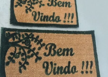 Capachos de Fibra de Coco com acabamento instalado em imagem de referência da Real Tapetes