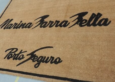 Capachos de Fibra de Coco com textura aparente em imagem de referência da Real Tapetes