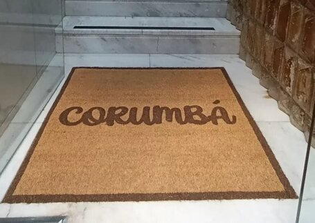 Capachos de Fibra de Coco em área de circulação em imagem de referência da Real Tapetes