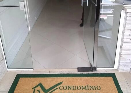 Capachos de Fibra de Coco em espaço de entrada em imagem de referência da Real Tapetes