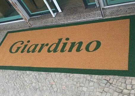 Capachos para Condomínio com acabamento instalado em imagem de referência da Real Tapetes