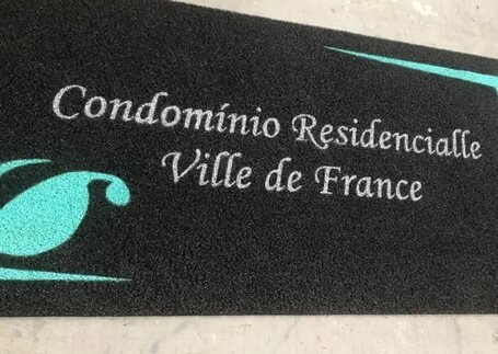 Capachos para Condomínio com foco na superfície em imagem de referência da Real Tapetes