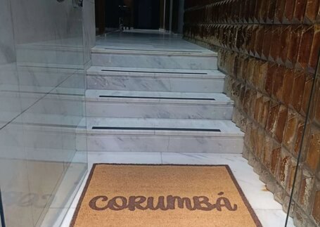Capachos para Condomínio de fibra de coco em portaria de condomínio com borda de acabamento em imagem de referência da Real Tapetes