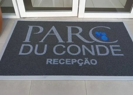 Capachos para Condomínio em composição profissional em imagem de referência da Real Tapetes