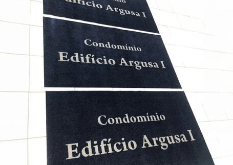 Capachos para Condomínio em portaria de condomínio sob medida em imagem de referência da Real Tapetes