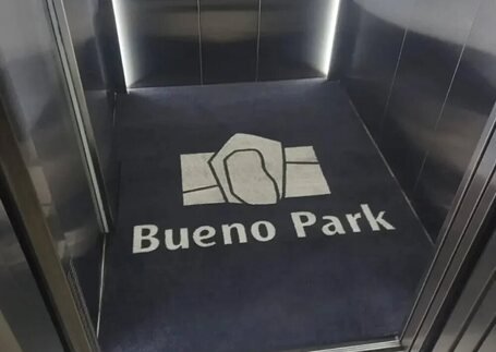 Capachos para Elevador com acabamento instalado em imagem de referência da Real Tapetes