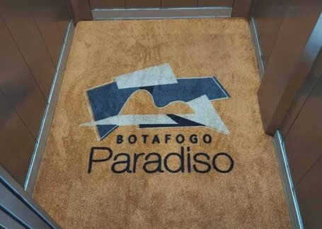 Capachos para Elevador com foco na superfície em imagem de referência da Real Tapetes