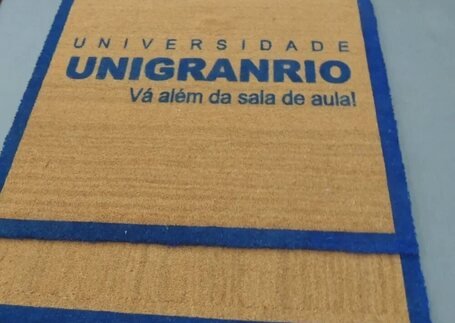 Capacho para Empresa com acabamento de borda em imagem de referência da Real Tapetes