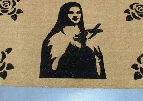 Capacho para Empresa em ambiente corporativo com identidade visual personalizada em imagem de referência da Real Tapetes