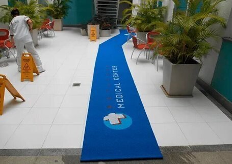 Passadeiras Emborrachadas com foco na superfície em imagem de referência da Real Tapetes