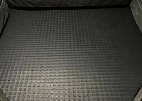 Piso emborrachado em cabine de elevador com textura moeda em imagem de referência da Real Tapetes