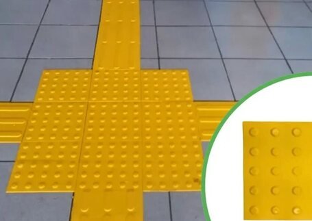Piso tátil em rota acessível em imagem de referência da Real Tapetes