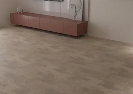 Piso Vinílico com acabamento instalado em imagem de referência da Real Tapetes