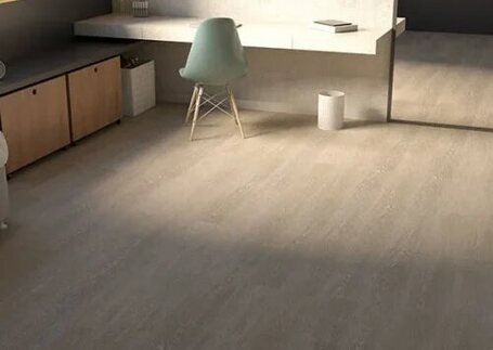 Piso Vinílico com visão do material em imagem de referência da Real Tapetes