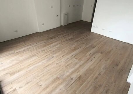 Piso Vinílico em área de circulação em imagem de referência da Real Tapetes