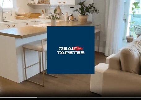 Piso Vinílico para entrada comercial com borda de acabamento em imagem de referência da Real Tapetes